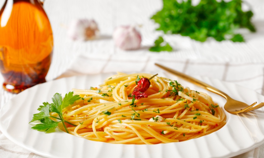 Piatto di spaghetti con la colatura di alici