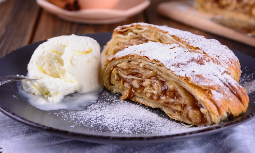 Strudel di mele con pallina di gelato