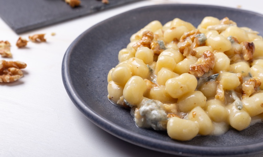 piatto di gnocchi condito con gorgonzola e noci