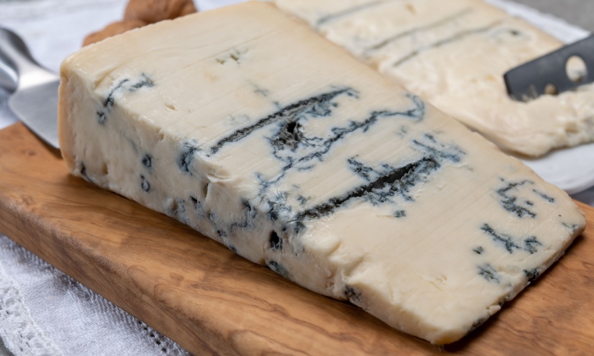 fetta di gorgonzola su tagliere