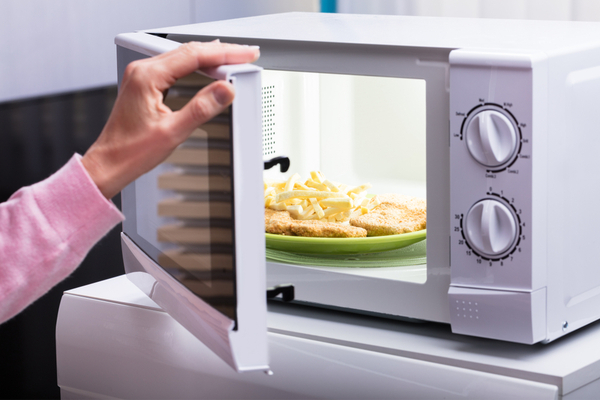 Cosa devi sapere sul forno a microonde: ricette, rischi, pro e
