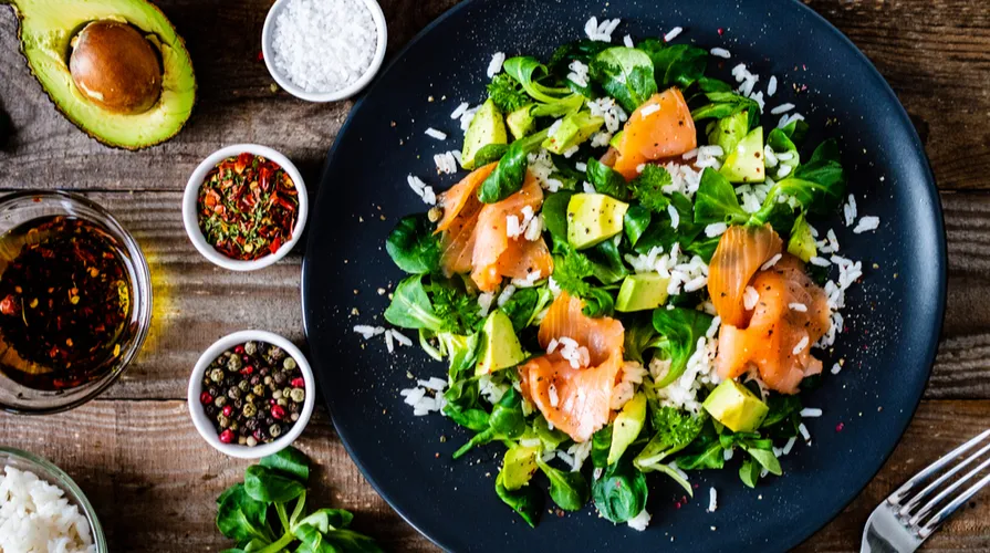 insalatina riso salmone e avocado