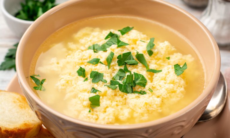 La ricetta classica della stracciatella in brodo e una variante