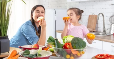 Mamma e figlia che mangiano frutta