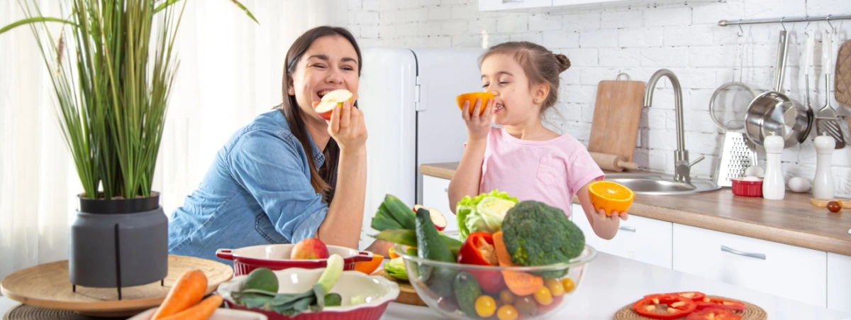 Mamma e figlia che mangiano frutta