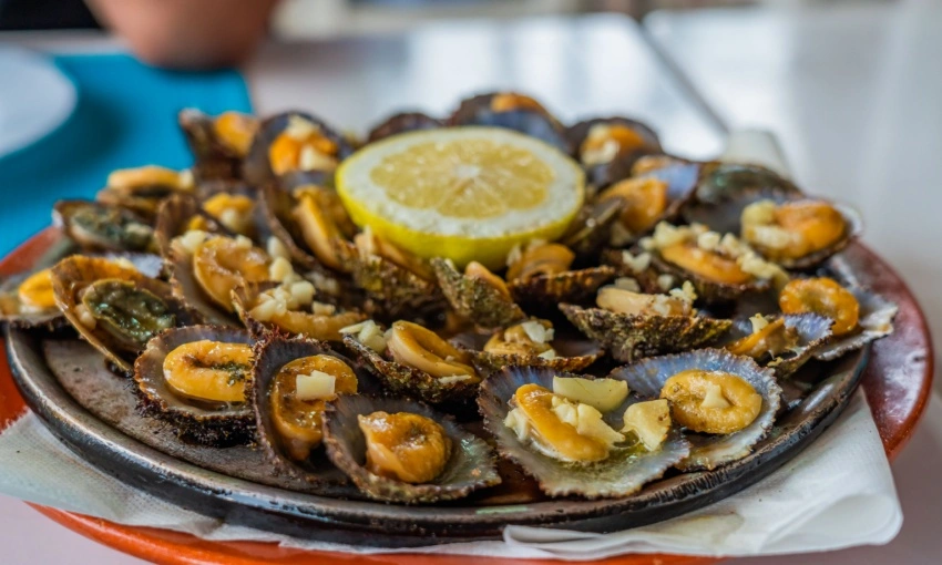 Tipo di frutto di mare simile alle ostriche che si possono mangiare sull'isola di Madeira