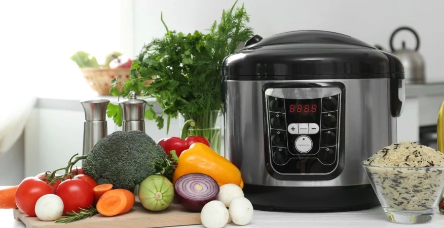 Multicooker prima dell'utilizzo con gli ingredienti per preparare il pasto