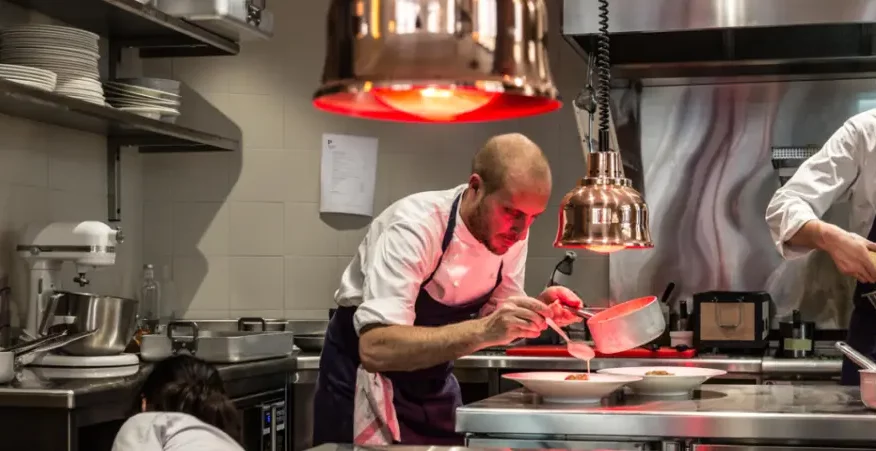 Chef Passerini nella cucina del suo ristorante di Parigi