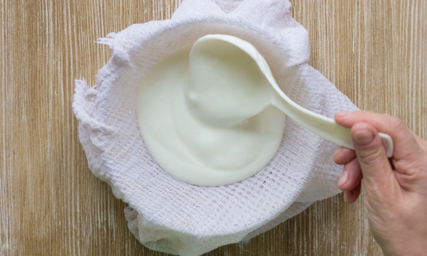 Metodo per filtrare lo yogurt fatto in casa