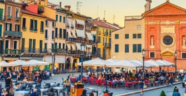 Piazza di Padova piena di ristoranti con tavoli all'aperto