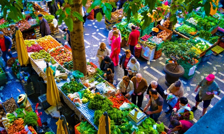 Uno dei mercati sull'isola di Madeira, pieno di frutta, odori e colori