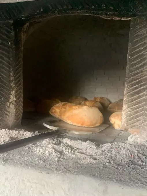 Pane cotto nel forno a legna