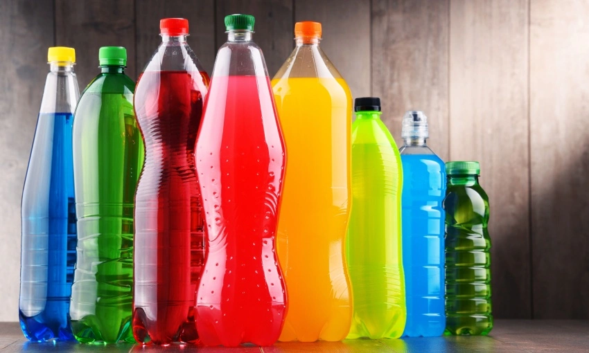 Bottiglie di plastica colorata