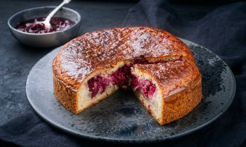 Gateau basque con confettura di ciliegia