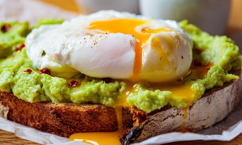 avocado toast con uovo