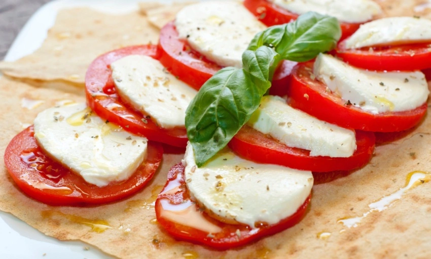 Pane carasau con caprese