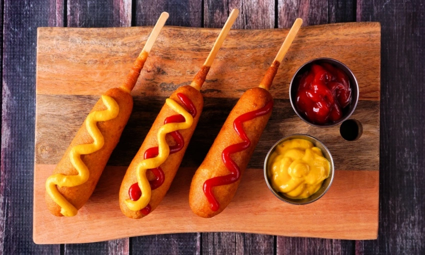 corn dog su stecco con salse varie