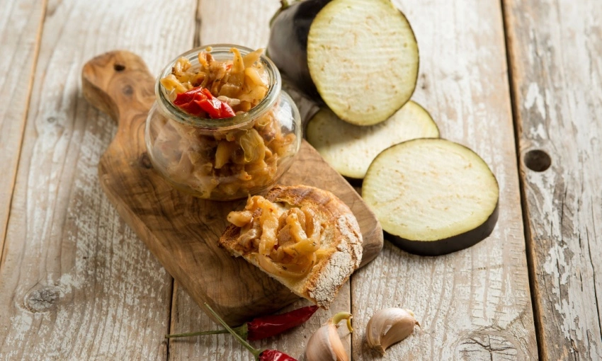 melanzane sott'olio servite su fetta di pane