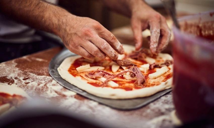 Pizza pronta per essere infornata