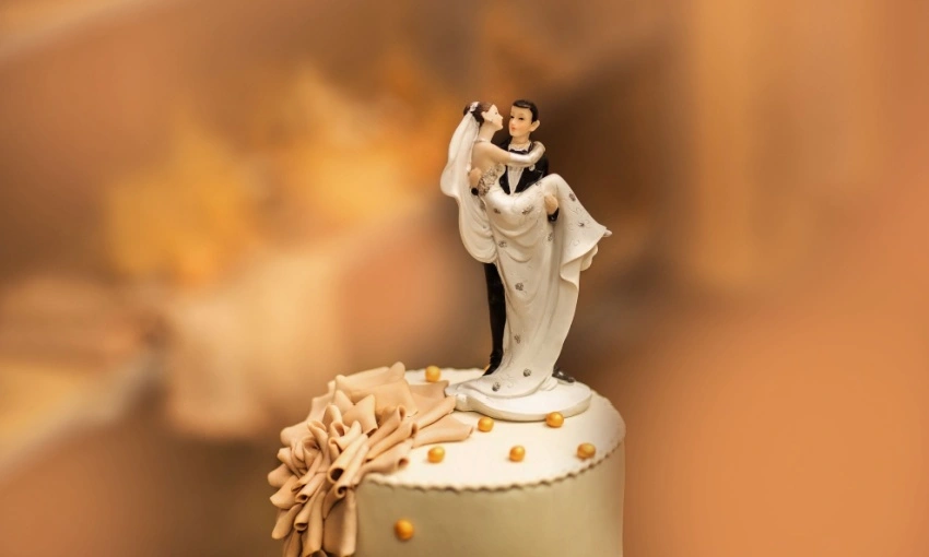 Wedding cake con miniatura degli sposi in cima alla torta