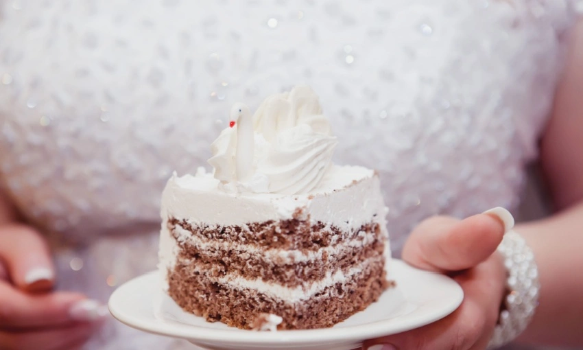 Fetta di torta nuziale alla sposa