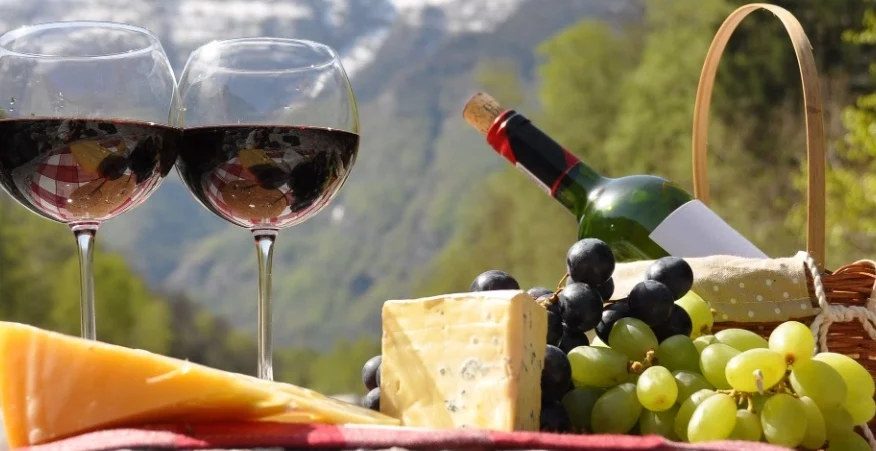 Degustazione di vini e cibo locale in montagna