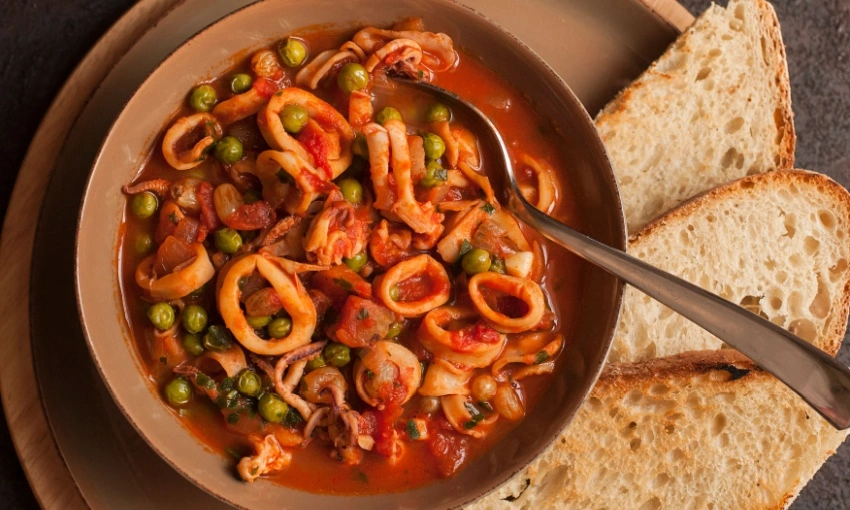 Calamari con piselli e pomodoro