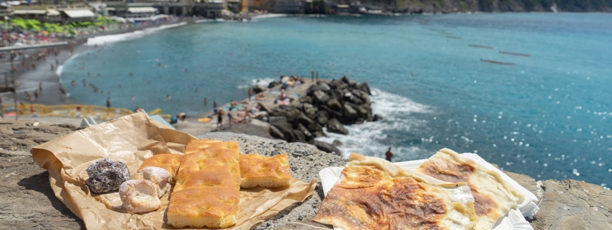 Focaccia ligure con sfondo sul paesaggio ligure