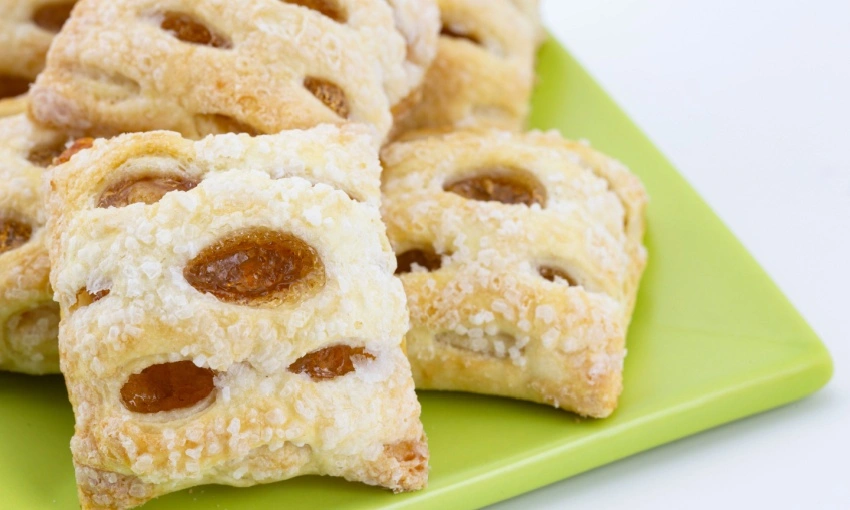 Strudel di pesche con la pasta sfoglia