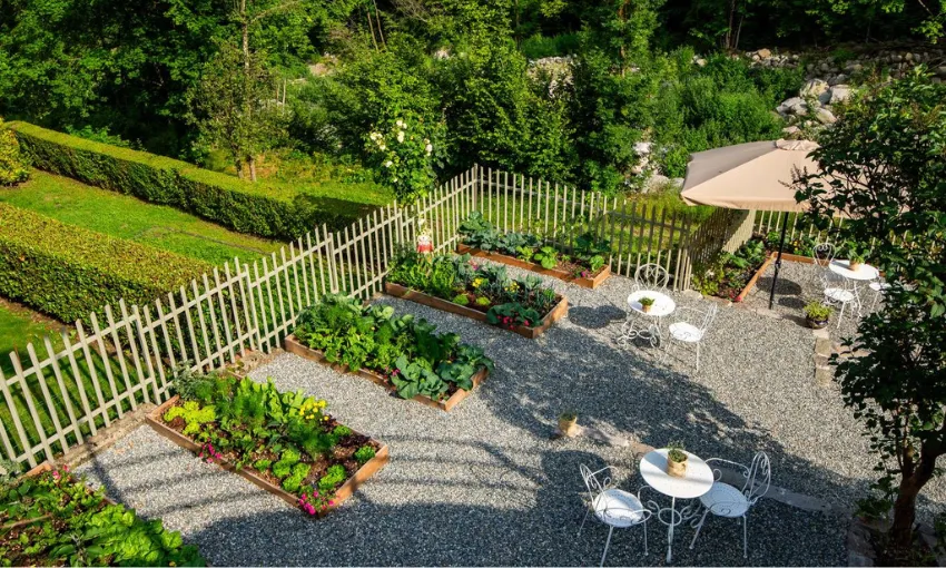 Giardino, orto e terrazza del ristorante La Bursch