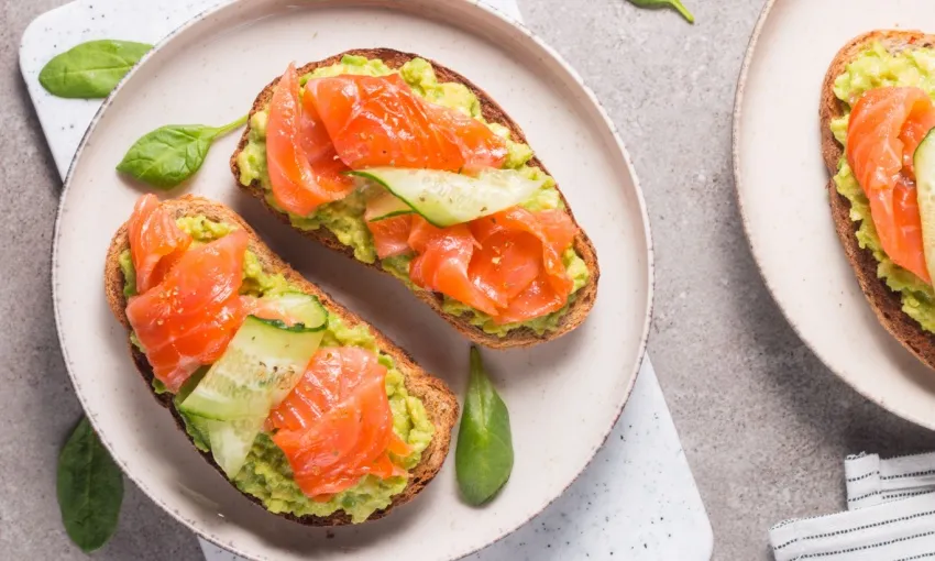 Avocado toast con salmone affumicato