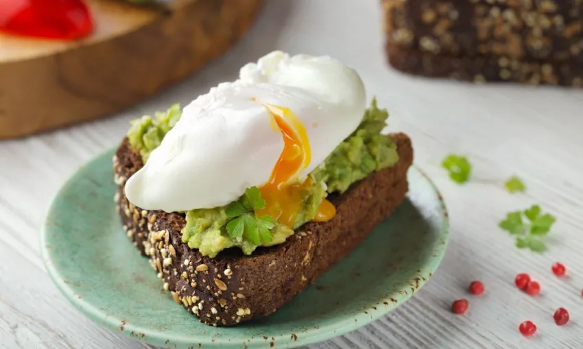 Avocado toast con uovo in camicia