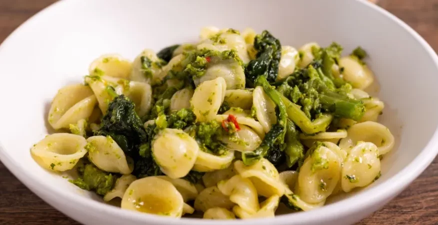 orecchiette con cime di rapa, primo piatto tipico pugliese