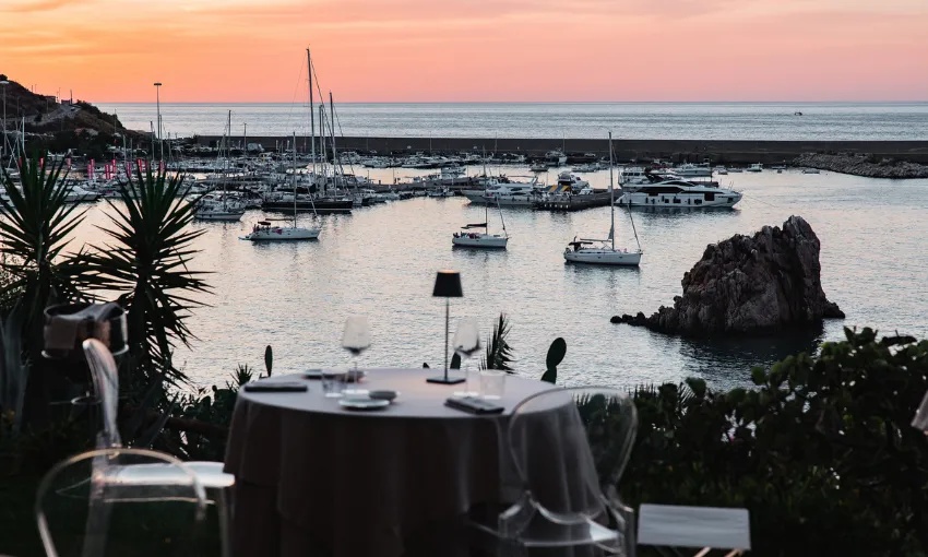 vista dalla terrazza del Cala Luna Restaurant sul porto di Cefalù