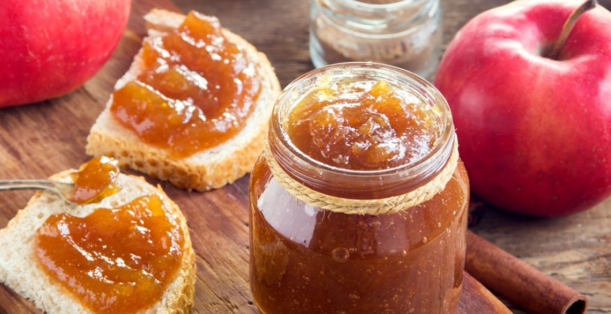 fette di pane con burro di mele