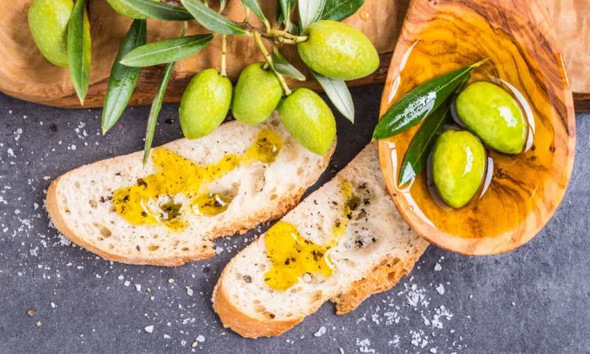 Fette di pane condite con olio per una degustazione