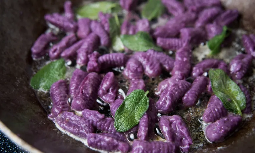 gnocchi di patate viola saltati in padella