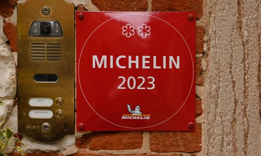 Insegna fuori a un ristorante che rappresenta le stelle della guida michelin