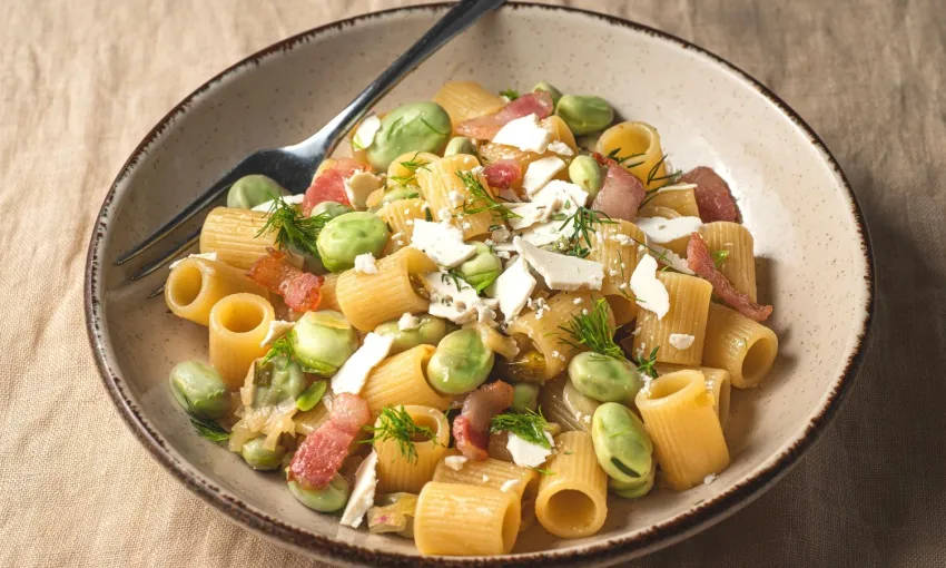 pasta di legumi con fave, pecorino e guanciale