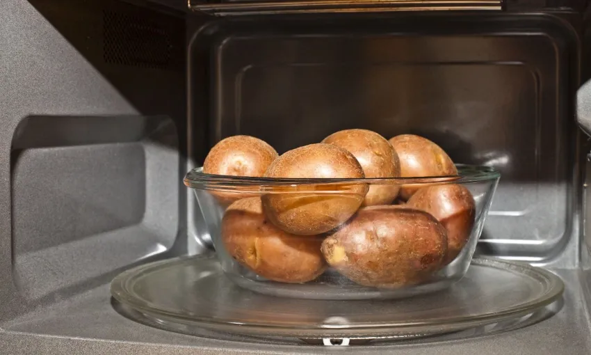 Patate con la boccia da far bollire nel microoonde