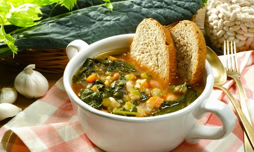 Ribollita toscana con crostini di pane