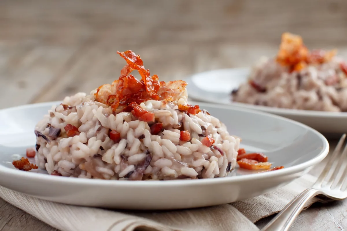 Piatto di risotto con il radicchio trevigiano, tipico di Treviso