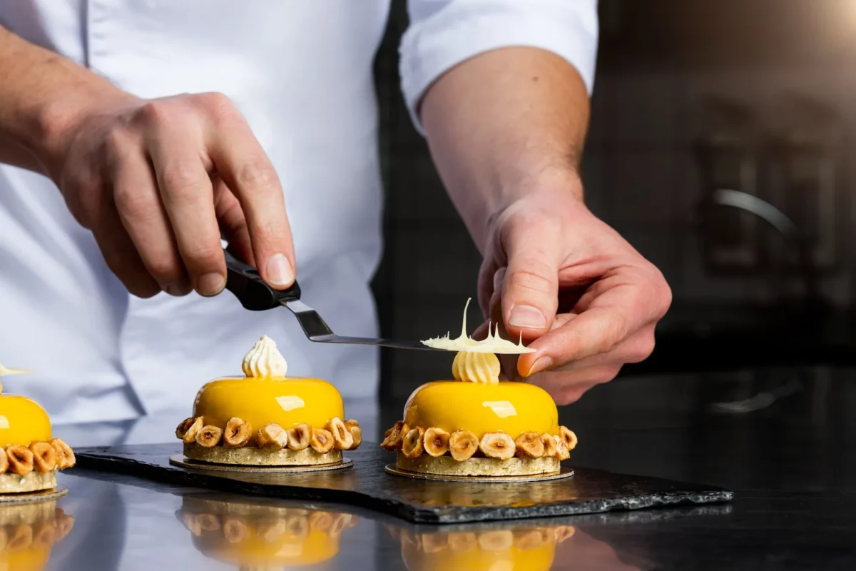 Preparazione dolce in un ristorante stellato