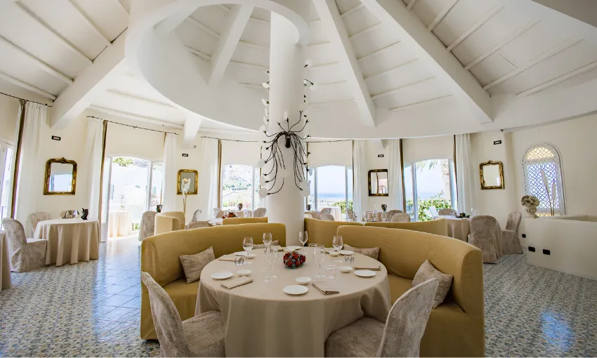 Sala interna del ristorante Cala Luna