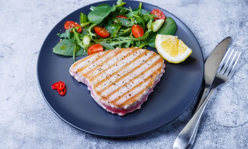 tonno al cartoccio con insalata e pomodini