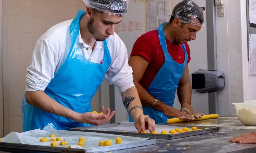 Lavoratori all'interno del forno della Comunità di San Patrignano