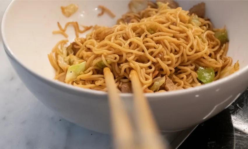 YAKISOBA: noodles, quindi una pasta di forma simile a spaghetti o tagliolini, saltati in padella con carne, verdure e salsa