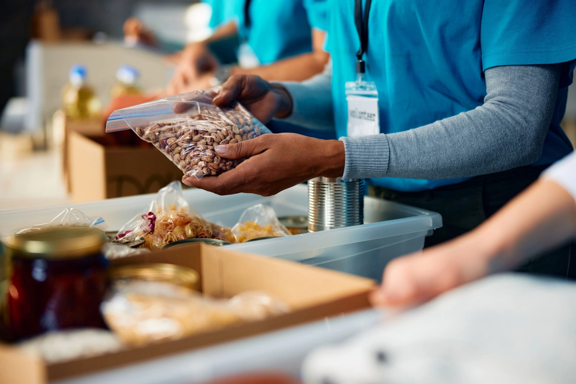 Volontari preparano cibo per una colletta alimentare