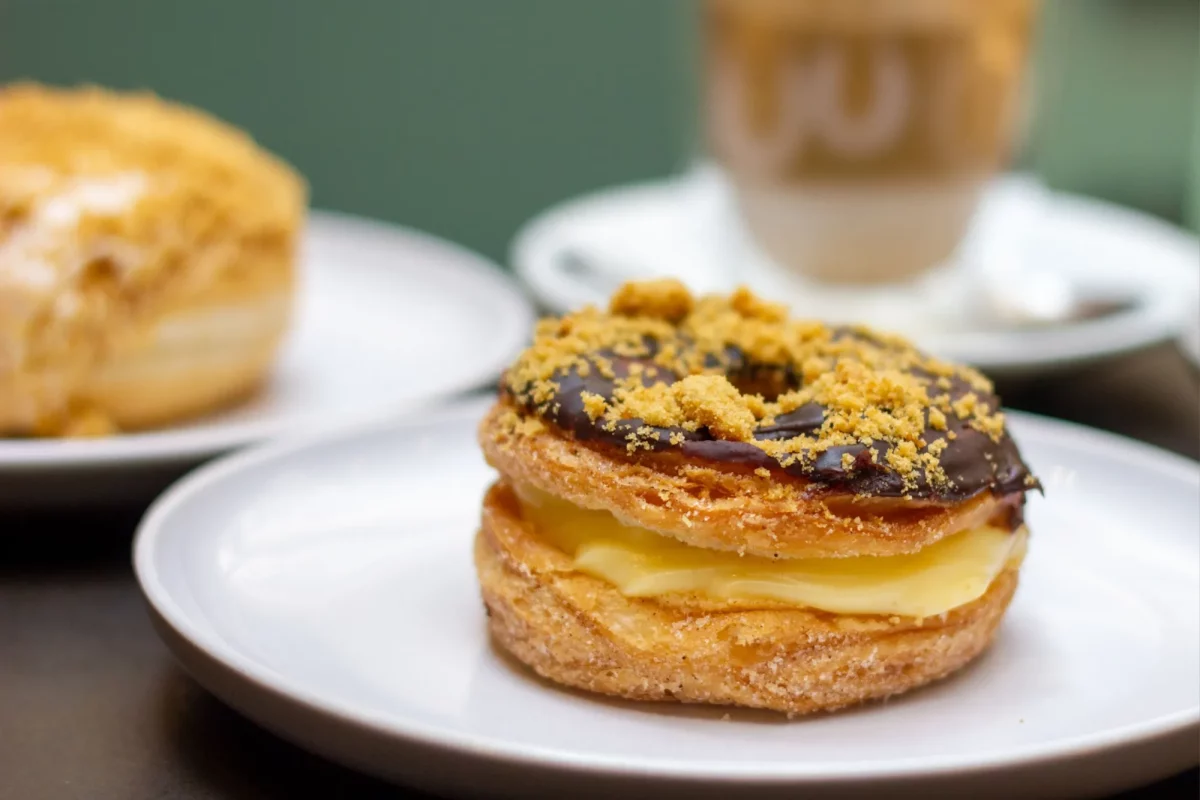 Cronut con cioccolato e crema