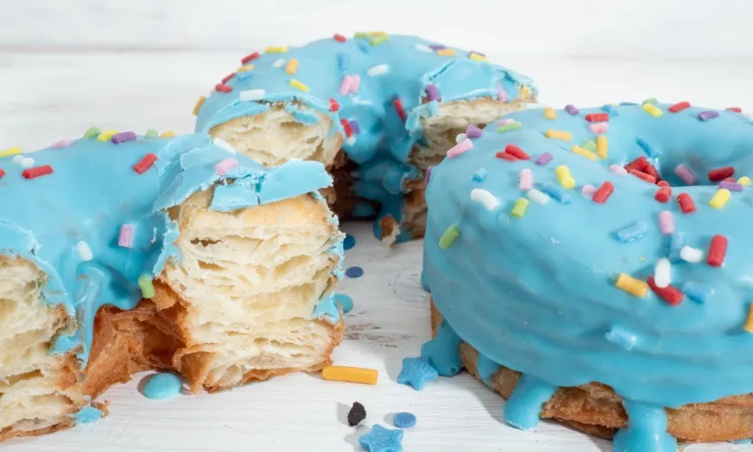 Cronut con glassa azzurra e confettini colorati